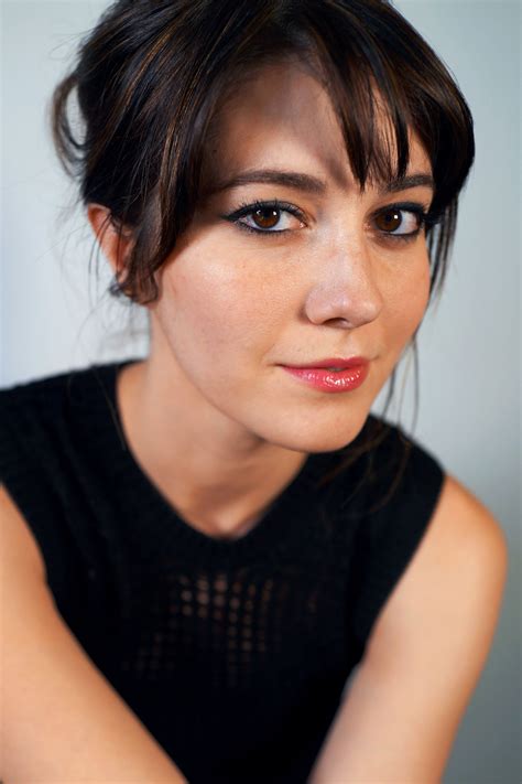 Mary Elizabeth Winstead #brunette simple background #celebrity looking