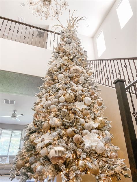How to Decorate an Elegant White and Gold Christmas Tree Like A Pro ...