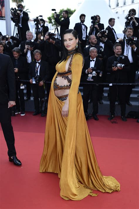 Adriana Lima audace a Cannes: l'abito con cristalli e dettagli cut out