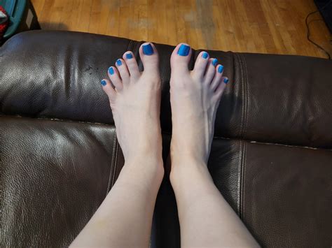 Some sore kitty toes after a long day outside 💙 : r/maggielovesfeet