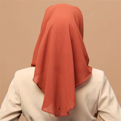 Shade Hijab Segitiga Terracotta – Shade Signature