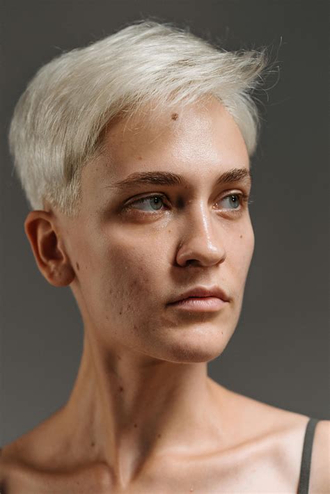 This article explains the genetics behind white hair men 2