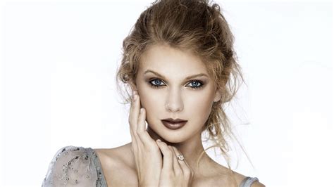 Download Taylor Swift looking glamorous in a nude makeup look Wallpaper
