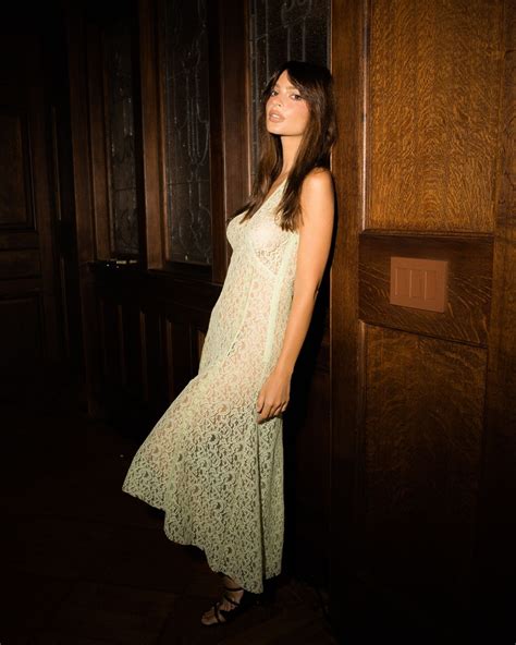 ¿'Naked dress' a una boda? Sí, si lo llevas como Emily Ratajkowski