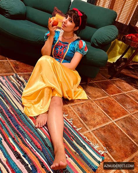 KATE NICHOLS Feet - AZNudeFeet