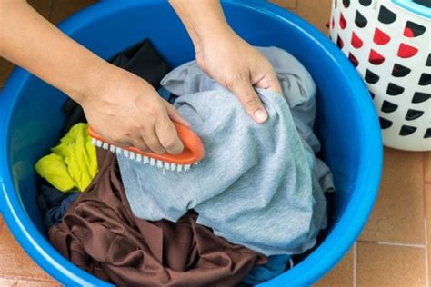8 эффективных способов, как вывести пятна от порошка на одежде после стирки