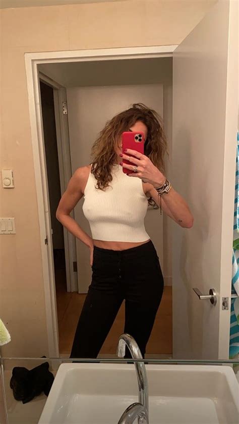 Luciana Gimenez adere ao movimento 'free the nipples'