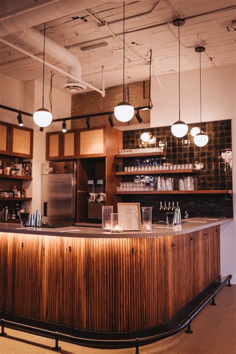 Steady Pour vs Fast Pour: Which One Wins in a Bar