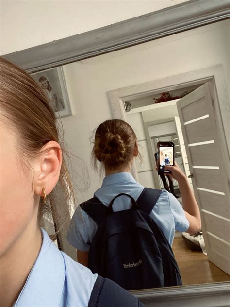 60 Effortless Messy Bun Hairstyles to Try in 2024 35