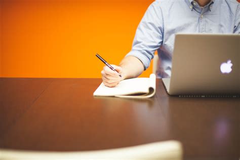 gambar laptop meja tulis buku catatan komputer macbook penulisan