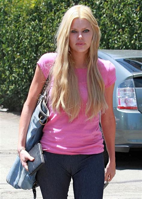 Sophie Monk Cameltoe - celeb upskirts