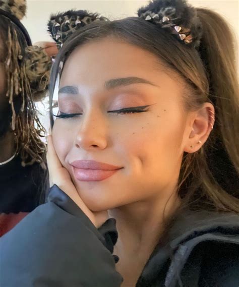ariana grande 🥺🤎 in 2022 | Ariana grande, Ariana, Crown jewelry