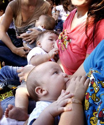 Woman Breastfeeding Animals Photos / 13 Photos Showing That ...