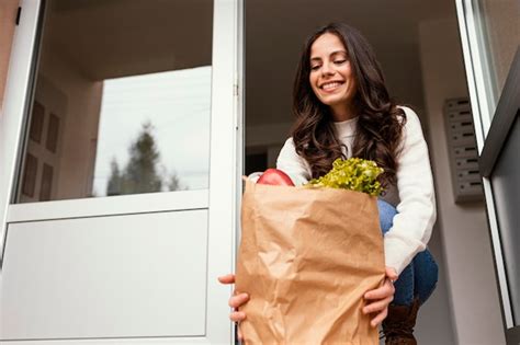 mujer  paquete de comida foto gratis