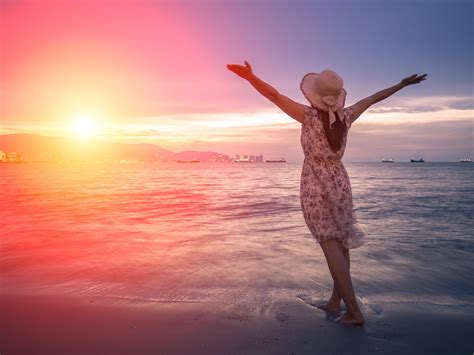 How to be Happy Being Single | Embrace Singlehood to Find Love