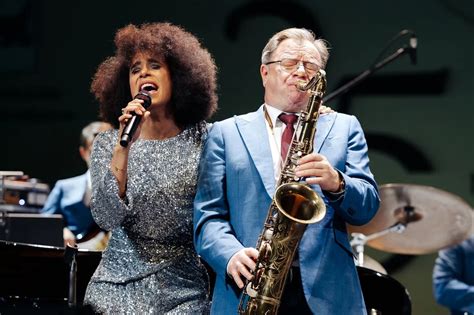 saxofonista russo igor butman se apresenta pela primeira vez em sao