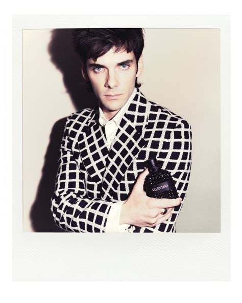 Álvaro Rico deslumbra en Nueva York como imagen de Valentino Beauty en