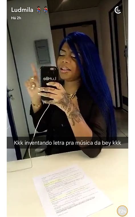 Foto: Ludmilla, com cabelo todo azul, canta enquanto aguarda a gravação