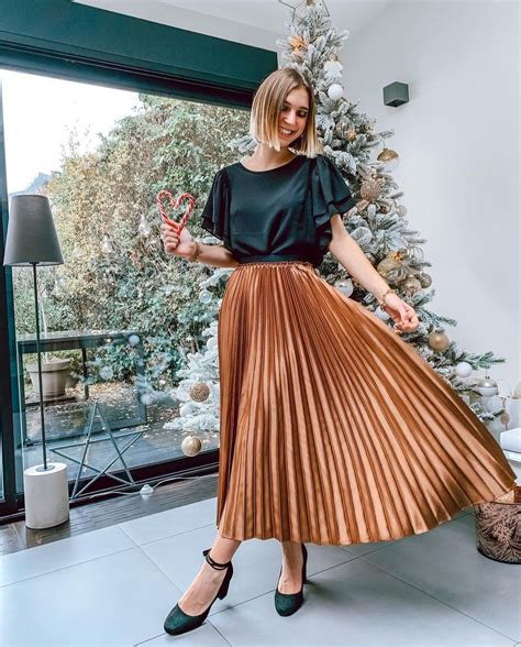 Brown Pleated Skirt Outfit Ideas at Johnny Will blog