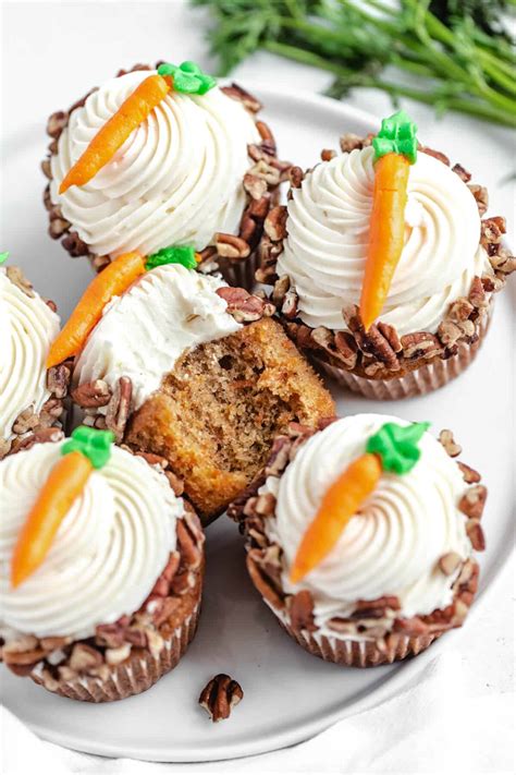 Carrot Cake Cupcakes with Cream Cheese Frosting - queenslee appetit