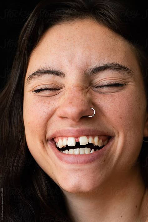 close    beautiful woman smiling  diastema  felix chacon