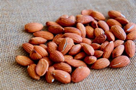 tips mengupas kulit almond  hasilnya  mulus