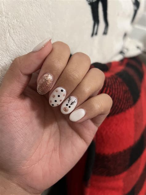 Y’all I need help! Is it normal for nail techs to do a couple layers of