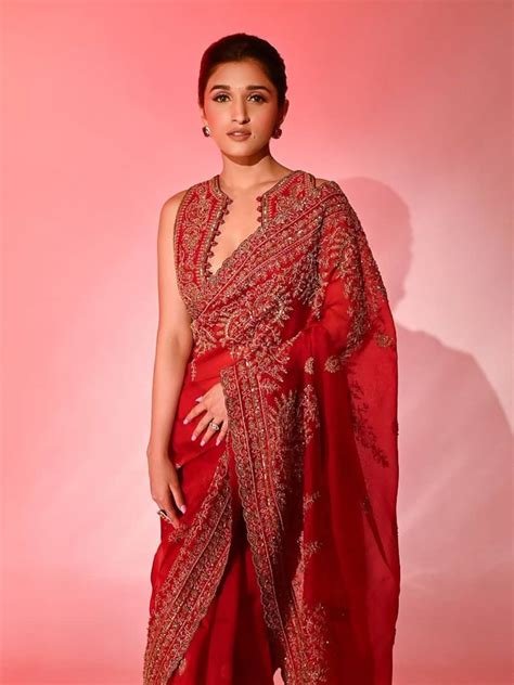 kajal ka taraha thaval ma lgae galmara ka chhaka pahana  saugdha dajaina