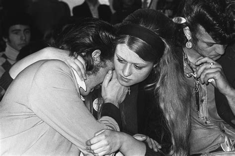 Teddy Boys At The Elvis Presley Memorial Service, London 1977 - Flashbak
