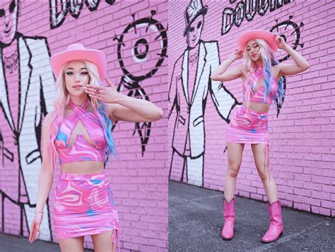 queentofu as a pink cowgirl : r/reactgirlsofYT