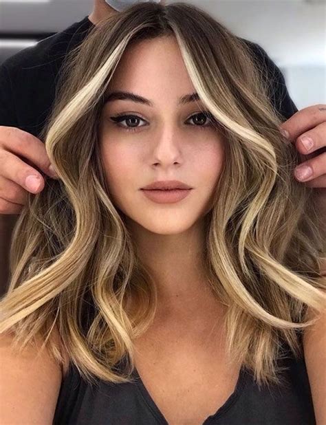 Luzes No Cabelo Pele Morena - 17 Ideias de Luzes no Cabelo Curto Pele Morena que Iluminam Sem Apagar