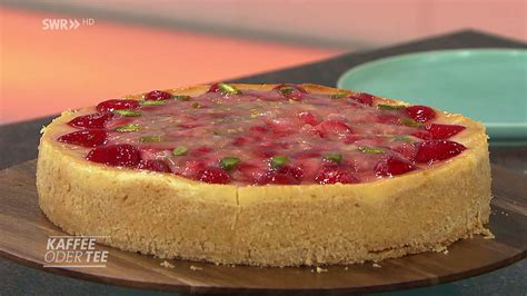 Kaffee oder Tee: Rezept: Rhabarber-Schmandkuchen mit Erdbeeren | ARD