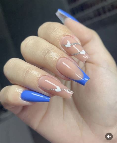 Unha Em Gel Azul E Branco - Unha azul com corações brancos inspiração | Unha em gel azul claro ...