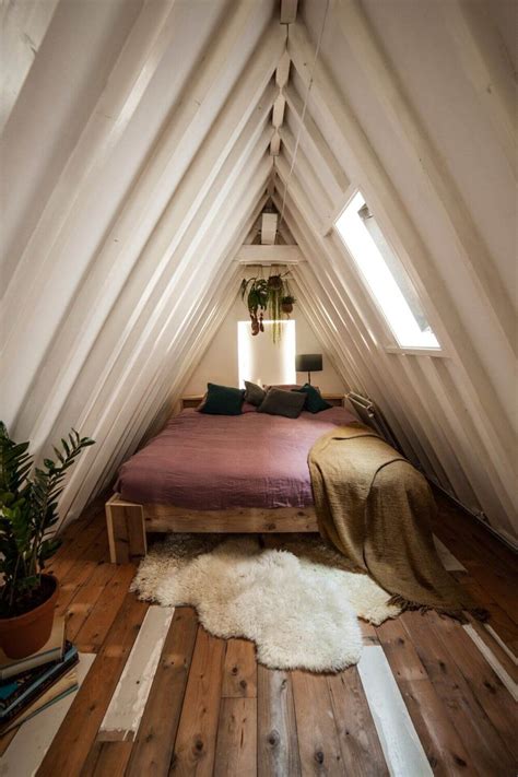 Decorate Attic Bedroom Low Ceilings | Homeminimalisite.com