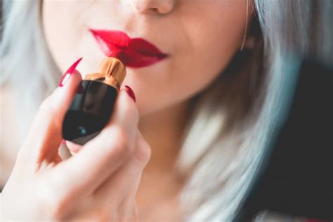 Девушка и помада — Girl and lipstick