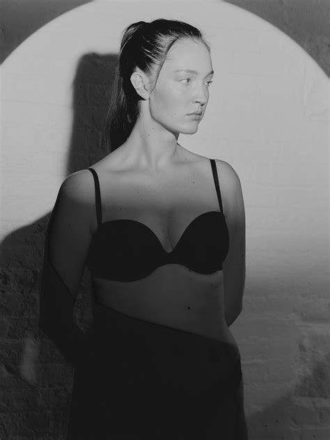 Goddess Plunge Strapless Bra - Black – Skarlett Blue