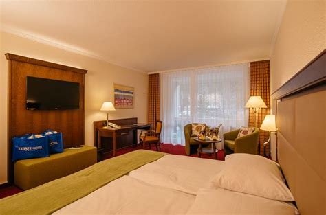 Your room directly above the lake and at the foot of the Zugspitze ...