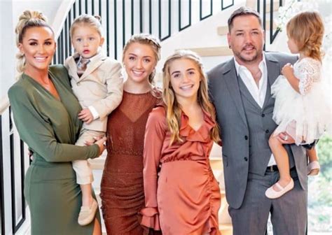 Jason Aldean's Wife Brittany Shares Christmas Card-Worthy Family Photo ...