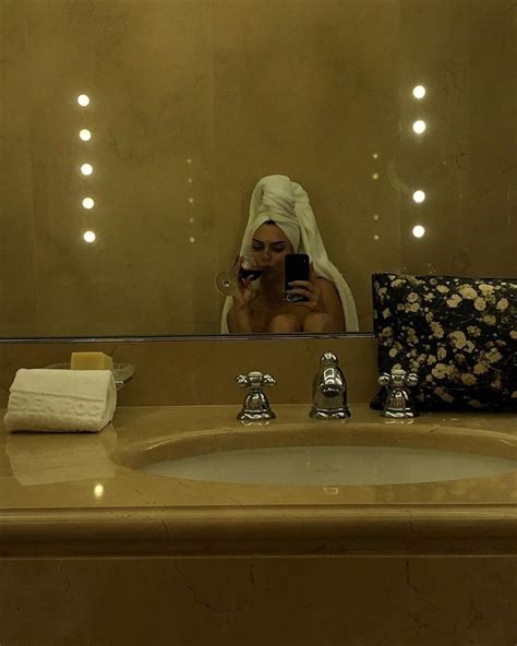Ma quanto ci piacciono (e perché) i bathroom selfie | Kendall jenner