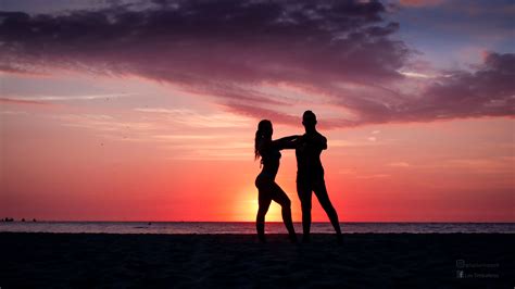Pareja bailando en la playa al atardecer silueta sombra- couple dancing