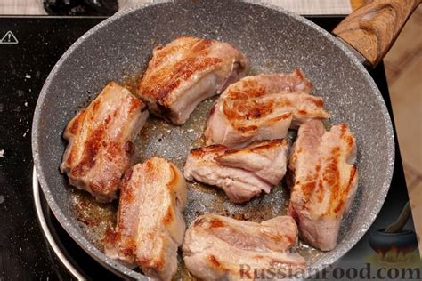 Рецепт: Свиные рёбрышки, тушенные с черносливом и сельдереем в вине на ...