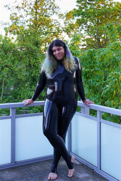 A vampire vixen enjoying the evening sun | Scrolller