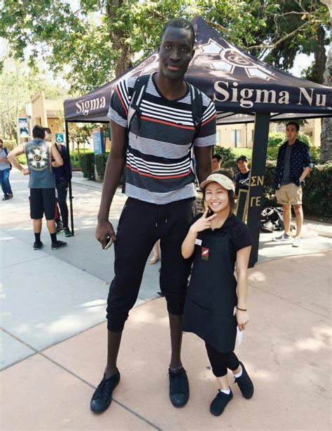 7'6" Mamadou N'Diaye with one of the shortest girls on campus : r/pics