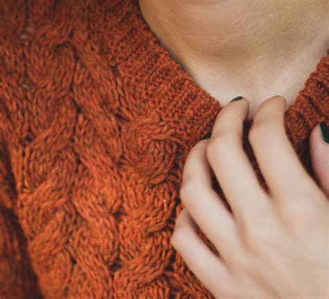 Jesienne swetry 2023: najnowsze trendy w świecie mody | Zeberka