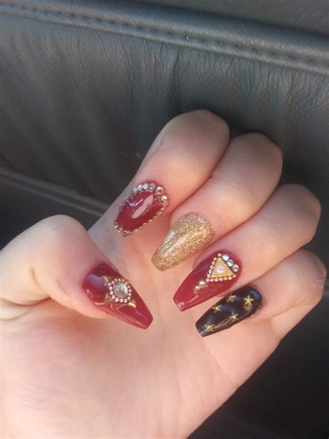 Gold and burgandy nails 💅 | Gold nails, Nails, Christmas nails
