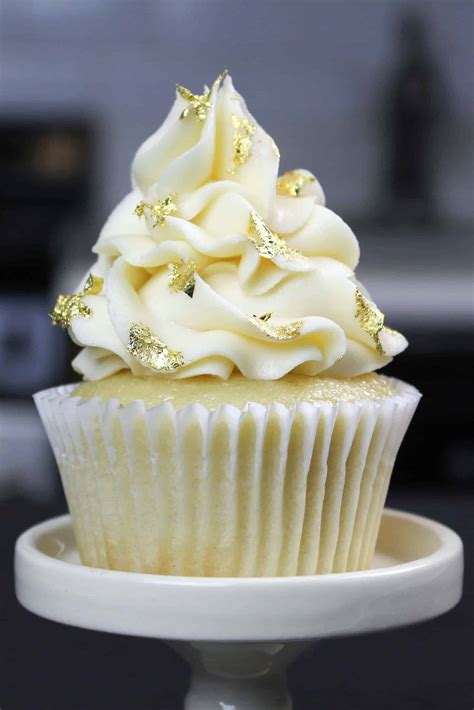 Vanilla Cupcake Recipe with Oil: Easy, One Bowl Recipe