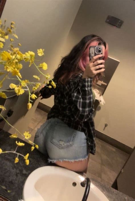 Pawg booty shorts selfie - Agent89