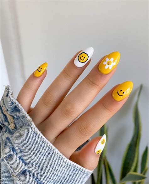 40 Cutest Summer Nail Designs in 2022 : Daisy & Smiley Face White ...