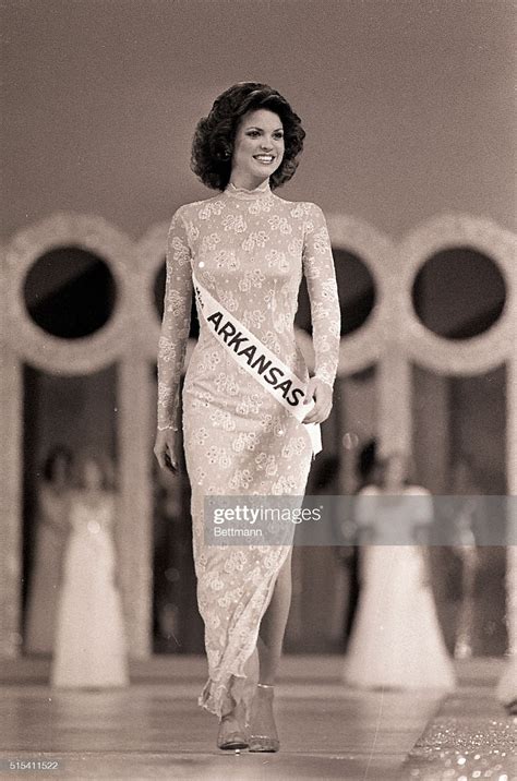 Elizabeth Gracen's feet