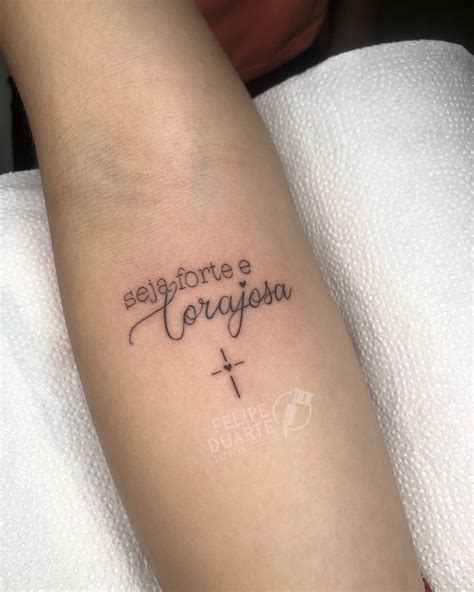 Seja Forte E Corajoso Tatuagem Feminina - seja forte e corajosa tattoo | Tatuagens femininas delicadas, Tatuagem ...